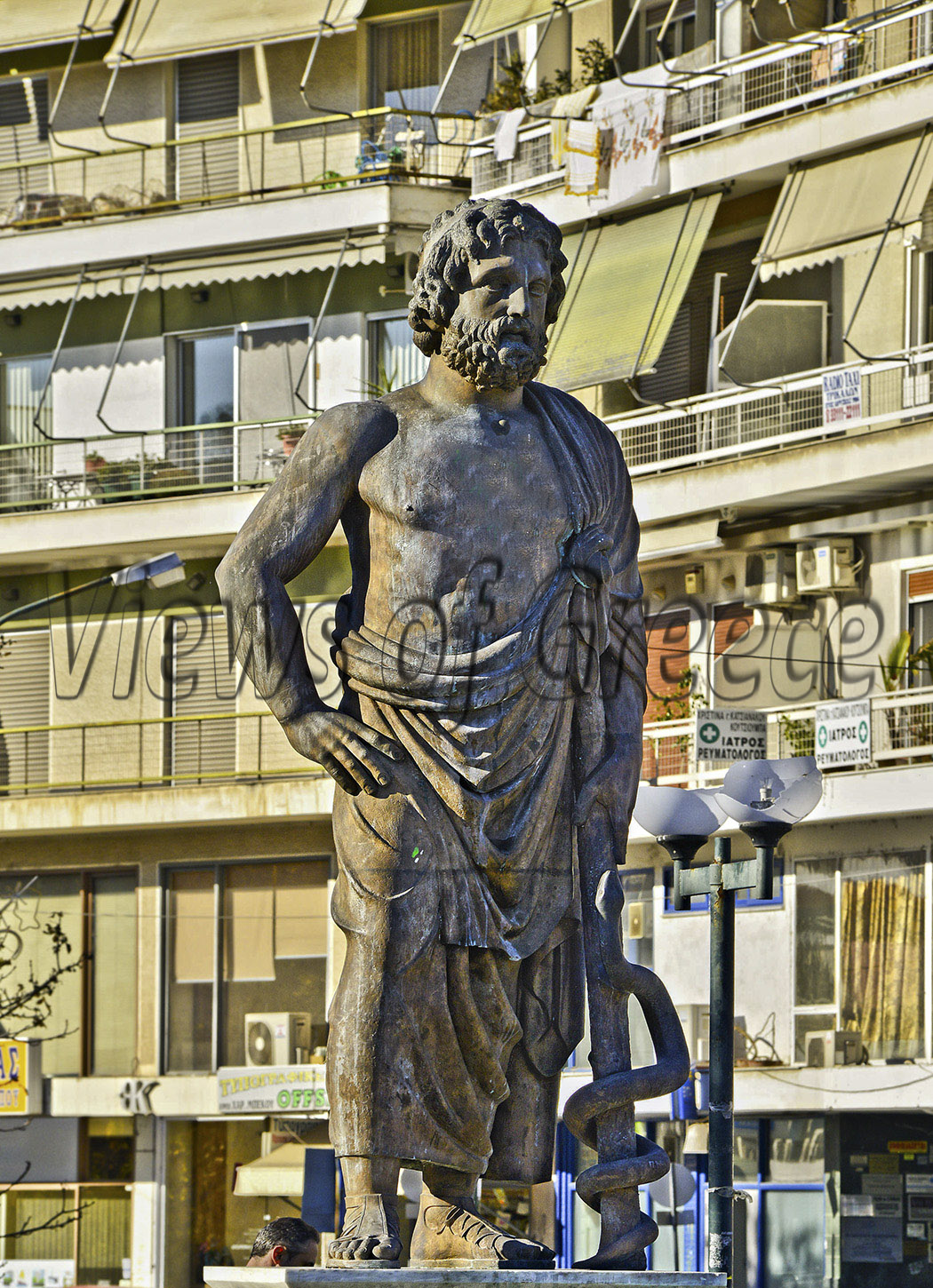 ΤΡΙΚΑΛΑ-ΑΞΙΟΘΕΑΤΑ-το-άγαλμα-του-Ασκληπιού-στο-κέντρο-των-Τρικάλων