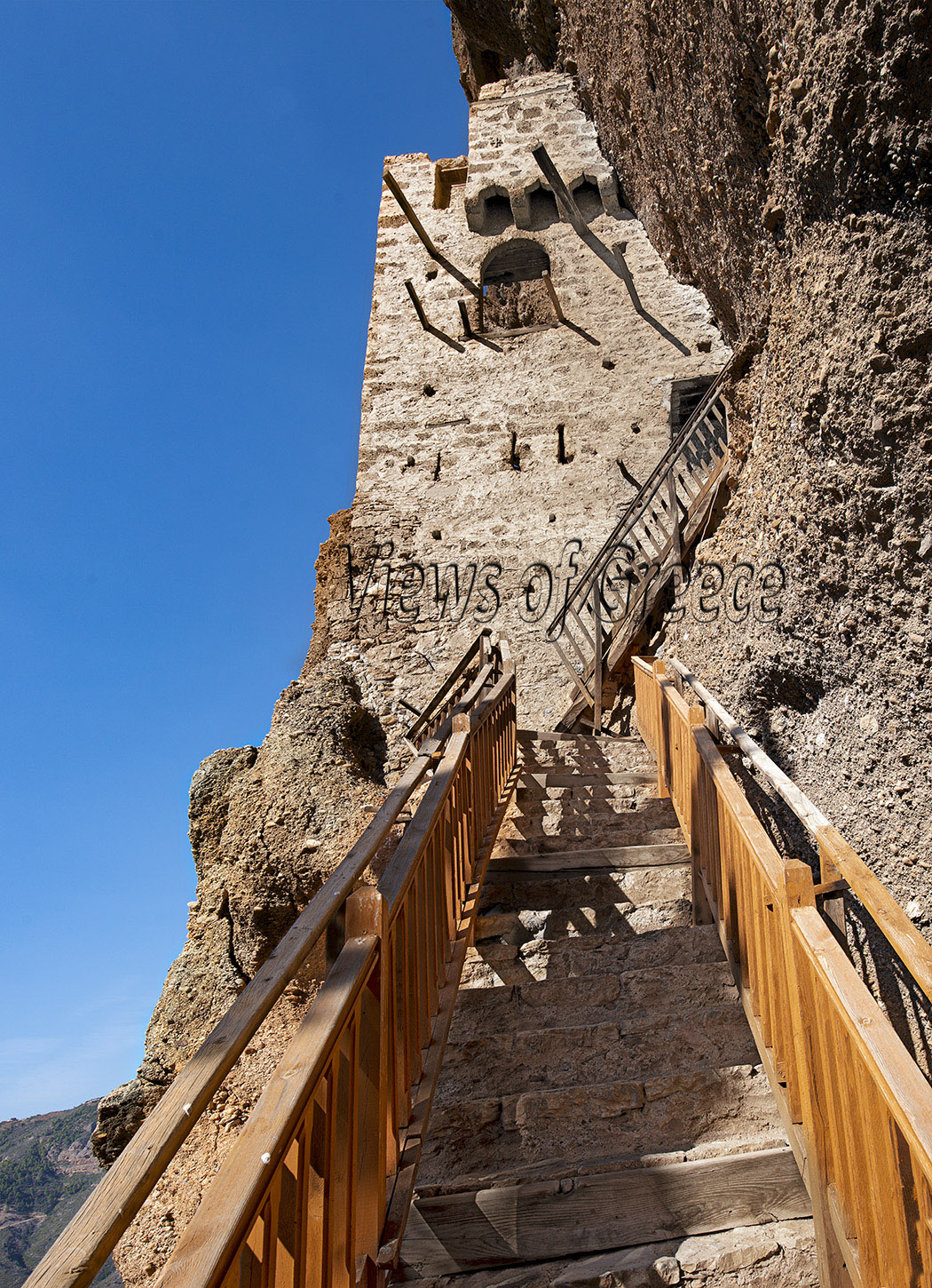 Η ξύλινη σκάλα που οδηγεί στο Παλαιομονάστηρο του Οσίου Λεόντιου