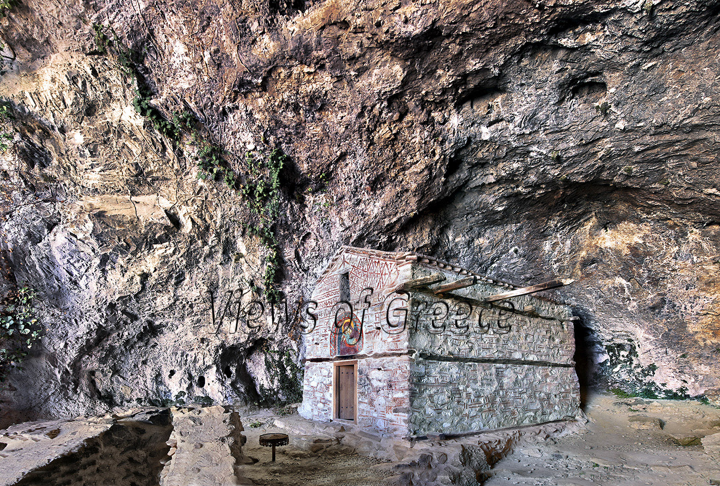 Η Παναγία Ελεούσα στη σπηλιά της Μεγάλης Πρέσπας