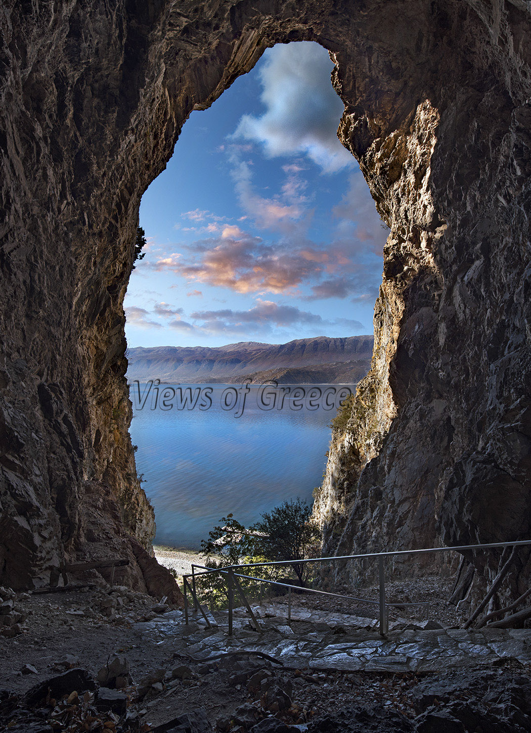 Η θέα στην Μεγάλη Πρέσπα από το σπηλαιώδη ναό της Αγίας Ελεούσας
